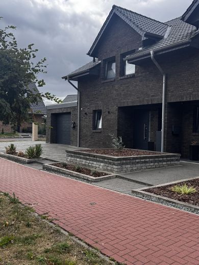 Moderne Doppelhaushälfte mit beheizter Garage, hochwertige Ausstattung mit Top-Energiewert – Foto 3