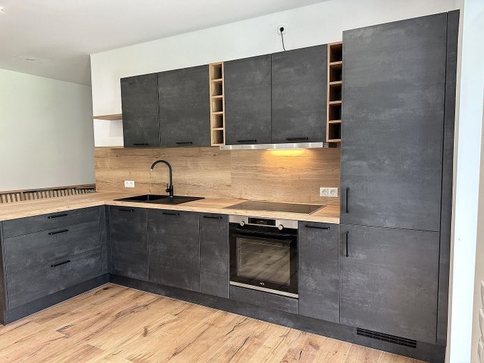 Appartamento al piano terra di 5 locali, cucina componibile, parquet, terrazza e giardino – Moderne Einbauküche