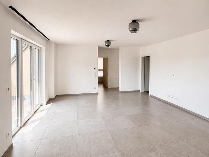Częściowo umeblowane mieszkanie 4,5-pok. z zabudowaną kuchnią, balkonem, 2 miejscami postojowymi w garażu podziemnym – Wohnzimmer