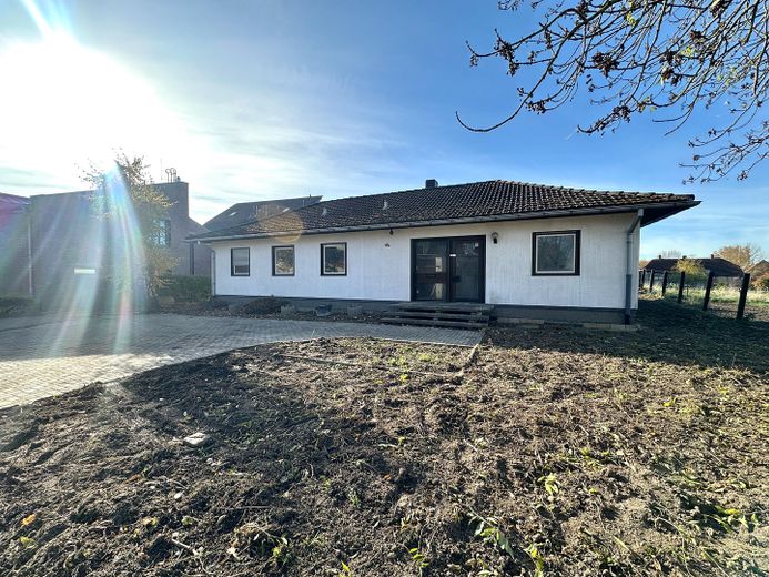 Winkelbungalow - großes Grundstück - Zentral in Giesen – Eingangssituation