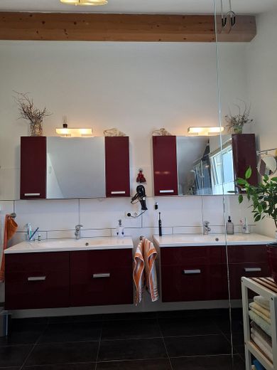 Energy-efficient passive house in a quiet location – Waschtische mit Unterschränke