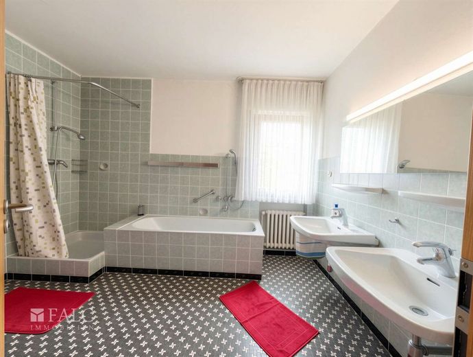 Hier lohnt sich auch ein zweiter Blick – Badezimmer - (KI generiert)