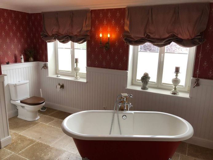 Landhaus "Rose Garden" direkt vor Sylt zu verkaufen! – Bad mit Tageslichtfenstern