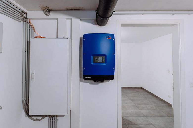 Hochwertige DHH mit Südgarten, PV, Wohnraumlüftung, 2 Wallboxen & ausgebautem Dachgeschoss – Hausanschlussraum PV