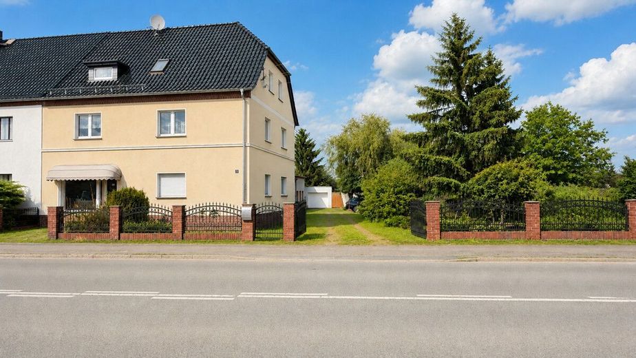 PROVISIONSFREI | Zweifamilienhaus mit Gewerbeeinheit, großem Grundstück und Pool – der Blick, wenn du von Arbeit kommst