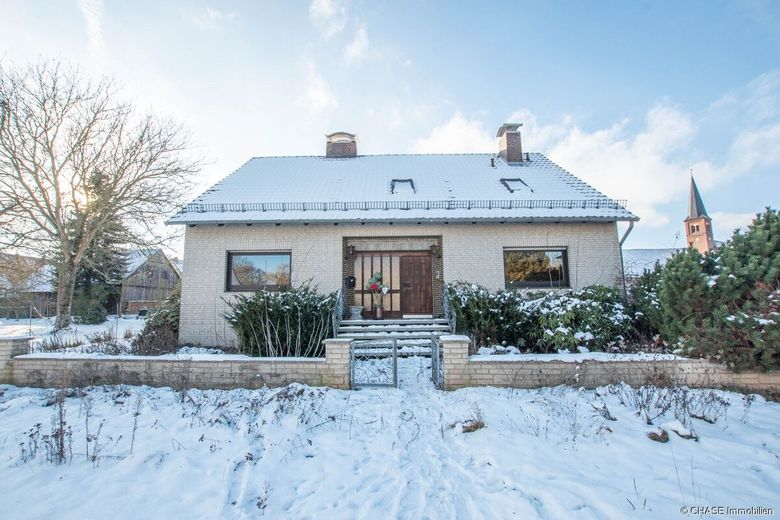 Hochwertiges Architekten-Ein-/Zweifamilienhaus mit Garten und Garagen - TOP-Wohnen in Rollshausen! – Außenansicht Front