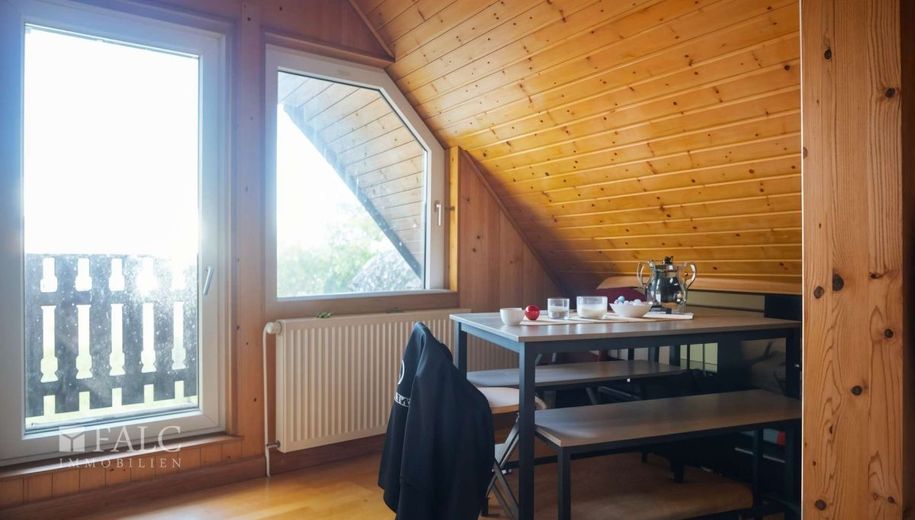 Vermietetes 2-Parteienhaus in schöner Lage – Essbereich OG - (KI generiert)