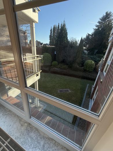 Appartement lumineux de 3,5 pièces à Sasel | Balcon exposé sud-ouest & 2 places de stationnement en parking souterrain – Wohnzimmer-Ausblick
