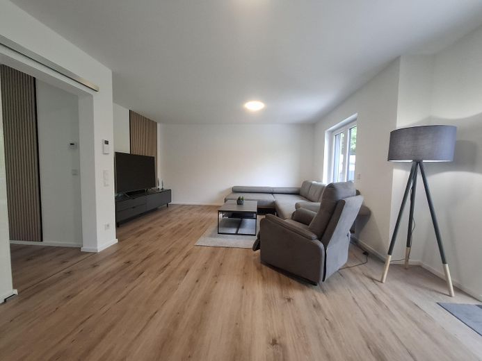 -Reserviert- Neuwertiges Modernes Einfamilienhaus KFW 55 -Provisionsfrei- – Wohnzimmer im Glasschiebetür
