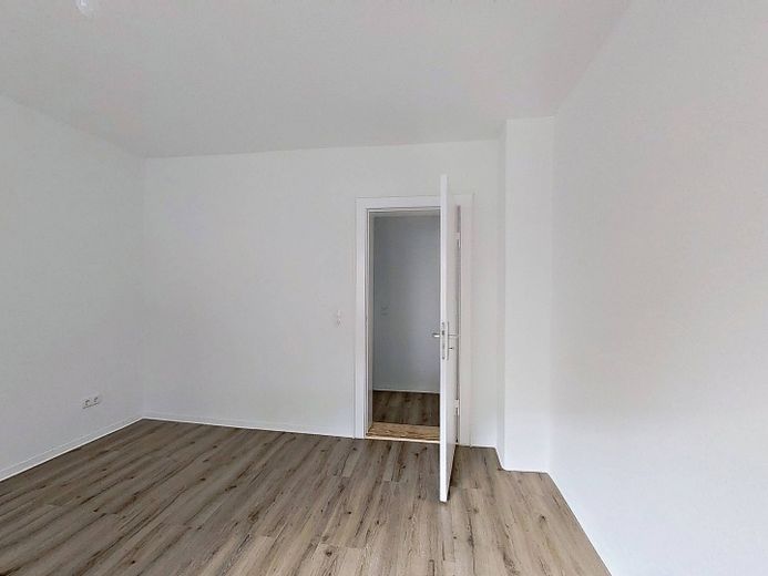 JETZT EINZIEHEN UND 1 KALTMIETE SPAREN: Helle 3-Zimmer-Wohnung mit BALKON und WANNENBAD – Ansicht II: Schlafzimmer I