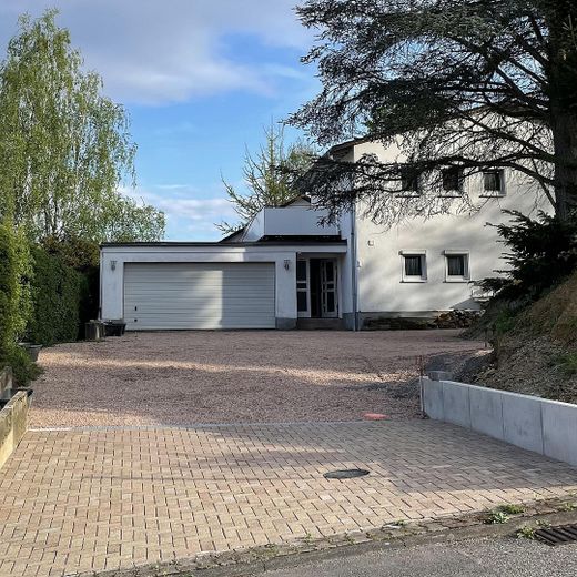 Stilvoll renoviertes Landhaus mit großzügigen Räumen – Blick von der Straße