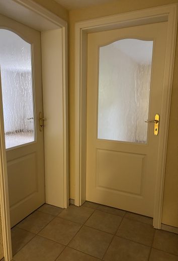 Einfamilienhaus auf großem Grundstück – Souterrain _ Türen zum: