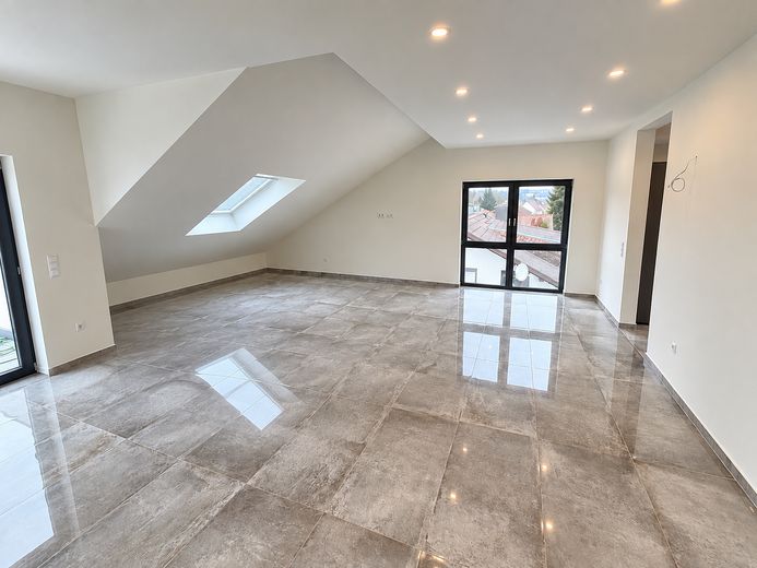 Attico di 4 locali di prima qualità con terrazza sul tetto e garage + posto auto – senza commissioni – Wohnzimmer