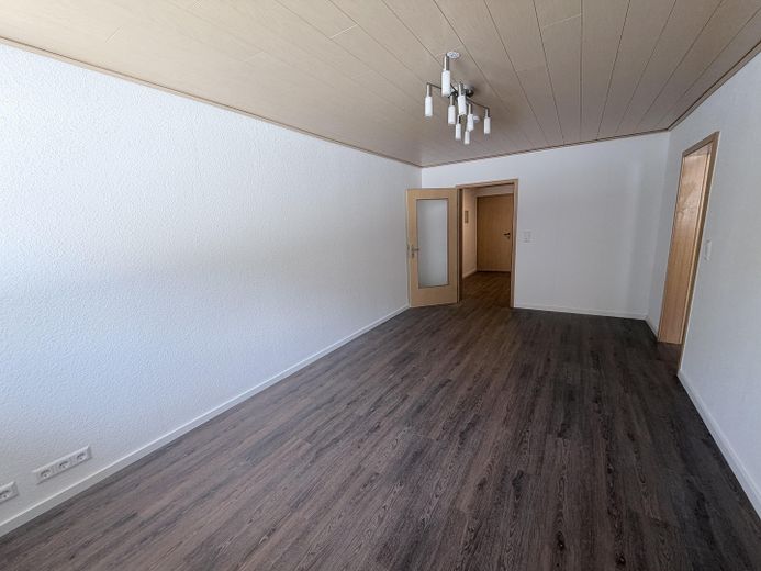 zentral gelegene, frisch renovierte 2-Zi. Wohnung – Wohnzimmer_
