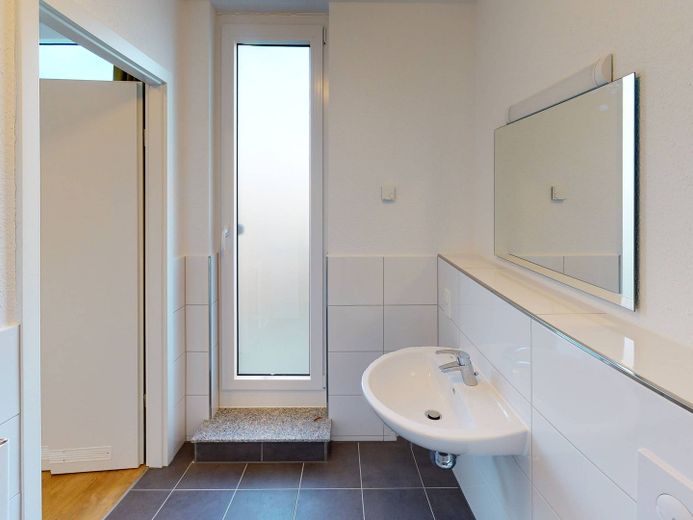 ** Modernes, vollmöbliertes 1-Zimmer-Apartment mit EINBAUKÜCHE und gemeinschaftlicher DACHTERRASSE ** – Ansicht I: Badezimmer