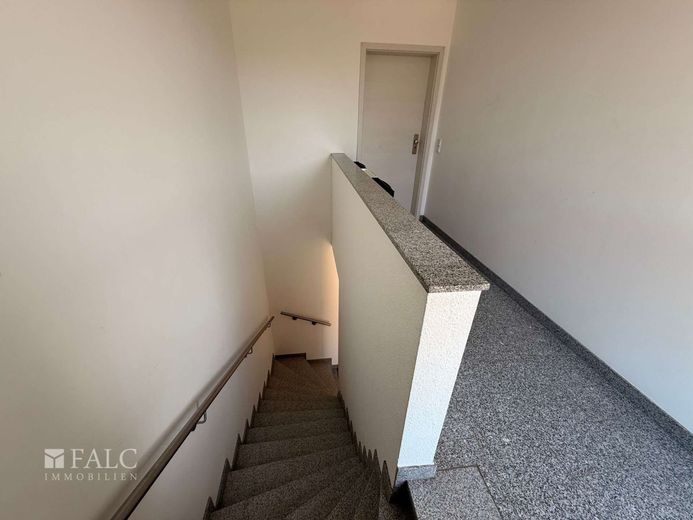 Hell. Offen. Energieeffizient. KfW-40-Wohnung mit sonniger Terrasse und Garage – Treppenhaus
