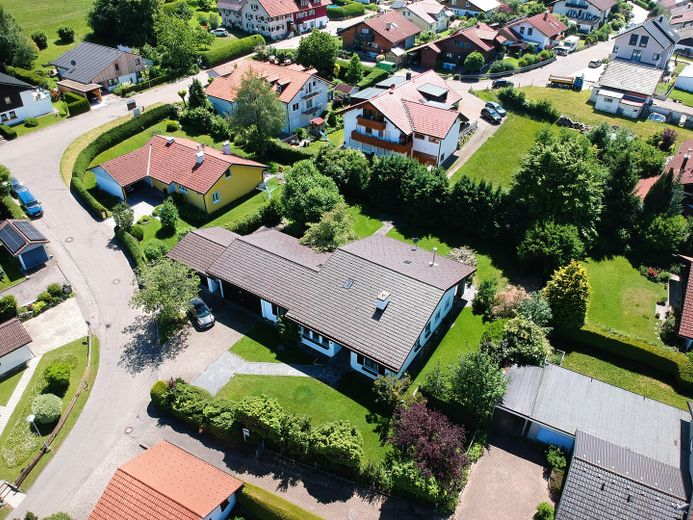 Rezerve edildi: Sakin konumda, mevcut seçkin villası bulunan güneşli premium mülk – Gesamtansicht Villa