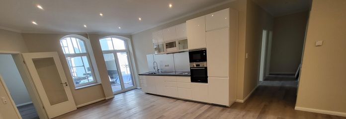 Top ground-floor 5-room KfW apartment with kitchen and balcony in a prime location in Wiesbaden Mitte – Küche & Wohnzimmer