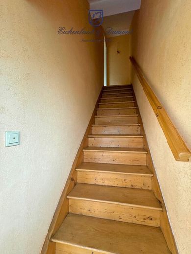 "Haus im Haus" 5-ZKB Wohnung + Stellplatz in Top-Lage nahe der Uni – Treppe zum DG