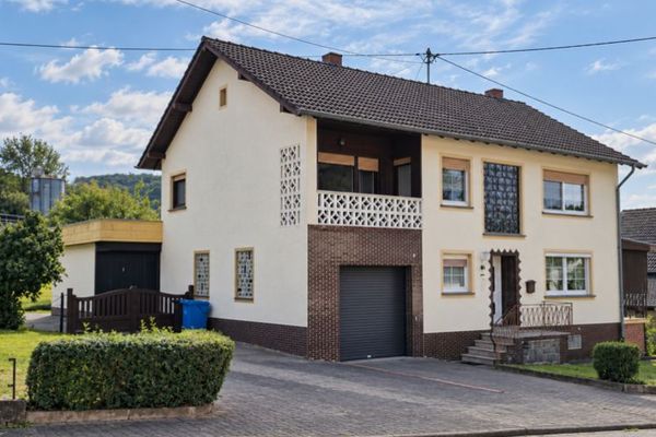 Großzügiges Familienhaus mit ca. 218 m² Wohnfläche, überdachten Außenbereichen & Garage in Sinspelt