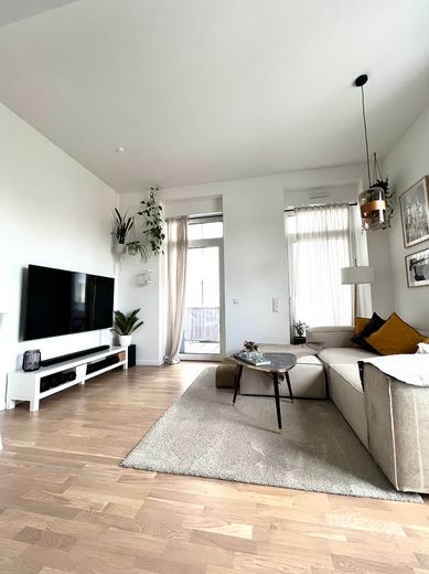 Moderne 3-Zi-Wohnung mit 2 Balkonen, hohen Decken uvm. – Wohnzimmer