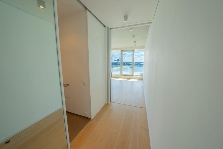 Designwohnung im Marco Polo Tower – mit Blick auf das Wendebecken des Hafens – Eingangsbereich mit Elbblick