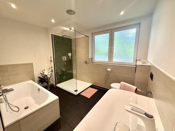 Wohnen am Stadtpark: Moderne 3-Zimmer-Wohnung mit Balkon – Bad