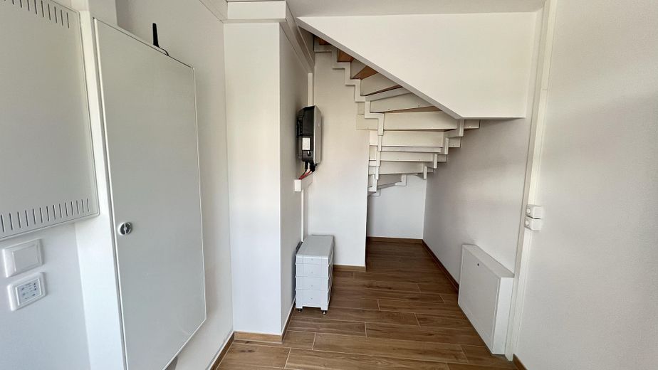 Ruhe mit Blick über Felder: Exklusives wohngesundes Plusenergie-Doppelhaus, S-Bahn fußläufig – großer Hauswirtschaftsraum