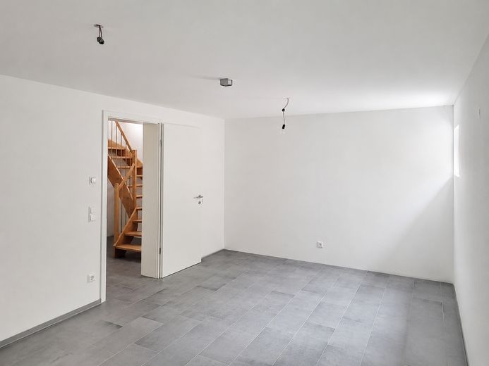 Erstbezug: A+ Neubau-Reihenhaus mit 6 Zimmern, Premiumküche, PV-Speicher & Garten – Beheizter Hobbyraum 1