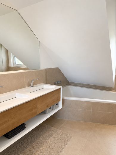 Energetisch kernsaniertes, modernes Reihenmittelhaus (KfW 55) mit Garten, Terrasse & Garage – Badezimmer en Suite im DG
