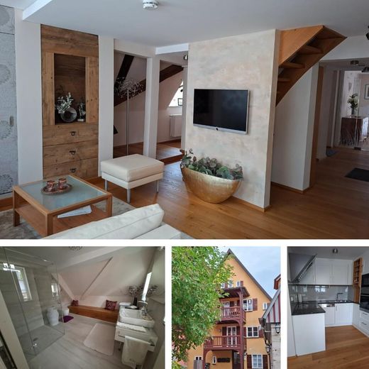 Appartement ancien en duplex élégant et exclusif dans la vieille ville, avec ascenseur et balcon – Titelbild