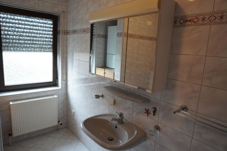 zwei Badezimmer in der ETW