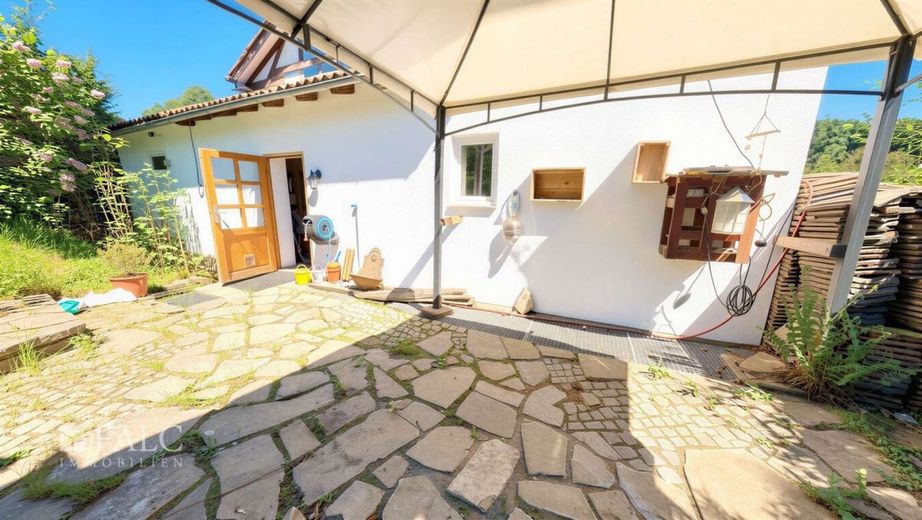 11 Zimmer, großer Garten und viel Potenzial - Haus mit Charakter – Terrasse
