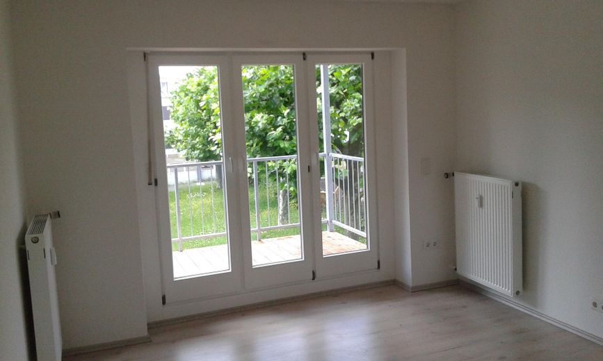 Solide Kapitalanlage mit 5,6 % Rendite inkl. Abgeschlossenheitsbescheinigung. Provisionsfrei – Wohnzimmer OG 