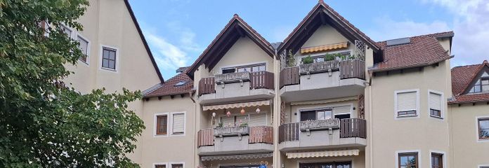 Charmant appartement de 3 pièces en rez-de-chaussée avec terrasse, balcon et garage à Roth