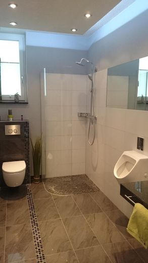 Einfamilienhaus KfW-70, Solarthermie-Anlage, Doppelgarage, ohne Keller provisionsfrei – Gästebad mit Dusche 