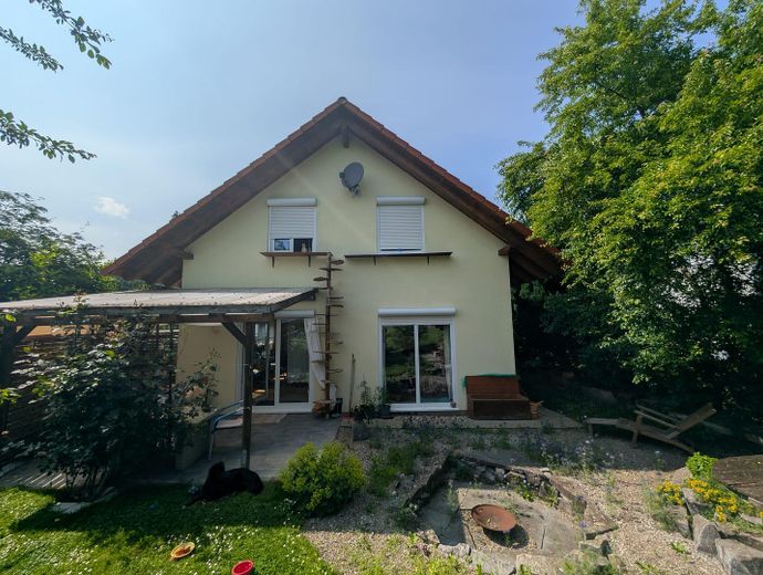 Terasse und Garten hinter Haus