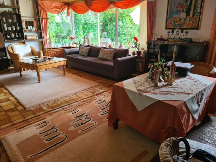 House with large plot in Wassenberg - plenty of potential for craftsmen – Wohnzimmer mit Gartenblick