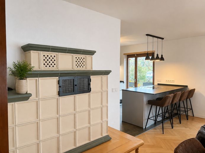Modernize edilmiş müstakil ev | 196 m² yaşam alanı | 1.382 m² arsa | hemen taşınmaya hazır – Kachelofen im Wohn-/Essbereich