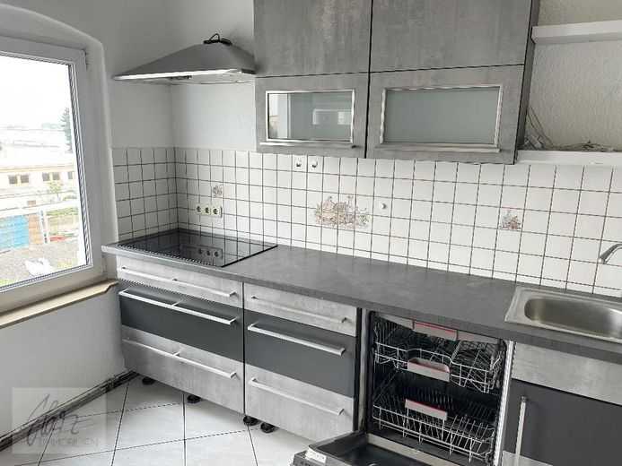 ***VIEL PLATZ &amp; BESONDERER WOHNCHARAKTER - 6-ZIMMER-MAISONETTE MIT KAMIN*** ab demnächst zu vermieten – Küche mit Einbauküche - untere Wohnebene