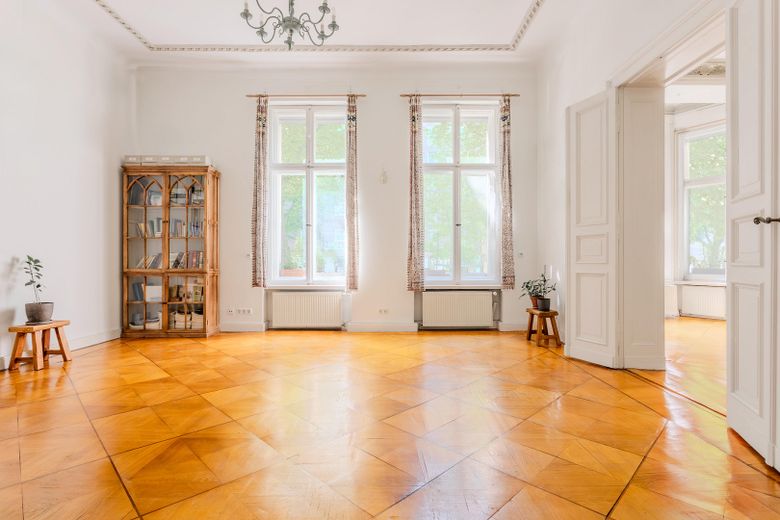 Appartement de 4 pièces rénové, sans commission, au cœur de Kreuzberg ! Prix à négocier – Wohnzimmer
