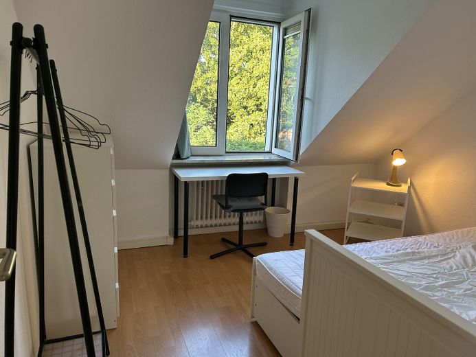 Helle 2-Zimmer Whg, bezugsfrei, im Komponistenviertel, provisionsfrei – Kleines Zimmer