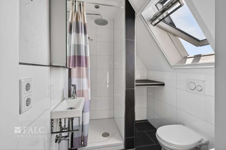 Einziehen und wohlfühlen: Saniertes Familienhaus mit separater Wohneinheit und großem Grundstück – Badezimmer