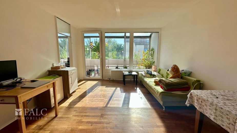 Helle 2-Zimmer-Wohnung mit großzügigem Wintergarten in Augsburg-Lechhausen – Wohnzimmer