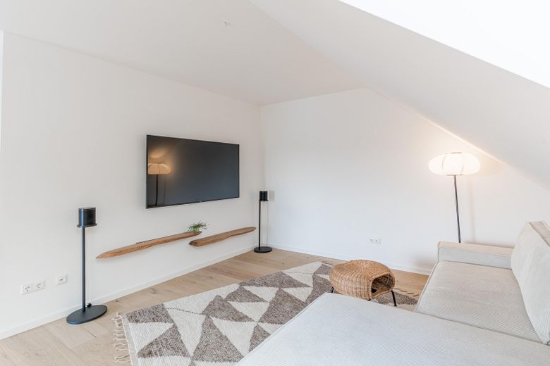 Langenbach | Nuovo bilocale mansardato con cucina BORA e ampio balcone soleggiato – Wohnbereich
