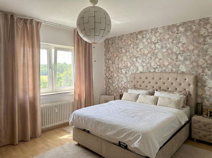 5 % de rentabilidad por alquiler, garantía de alquiler de 10 años, posible sin capital propio – apartamento de 3 habitaciones con garaje en Hattersheim – Schlafzimmer
