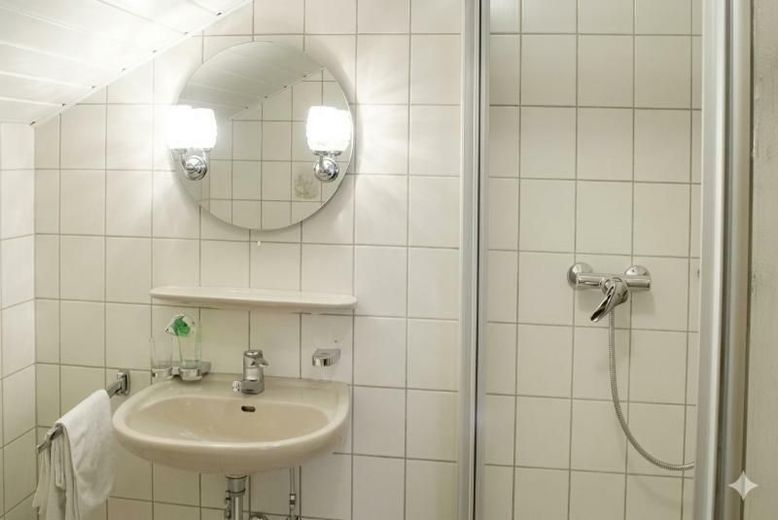 Landgasthaus mit Pension, Betreiberwohnung &amp; Biergarten im beliebten Altmühltal "Bieterverfahren" – Duschbad
