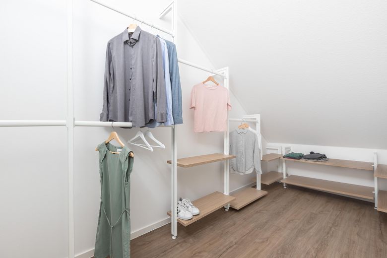 Vivere tra boschi e acqua – Kleiderschrank