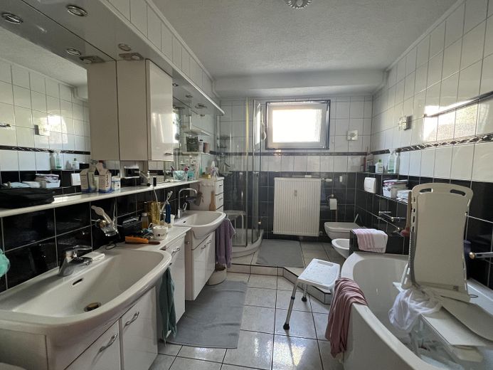 Encantador y espacioso piso de 3 habitaciones con chimenea y entrada independiente en Kirchardt – Badezimmer