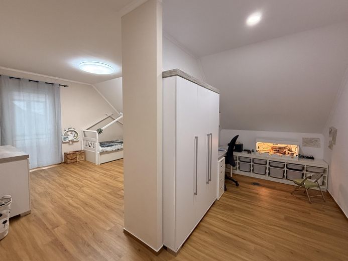 Modernes freistehendes Einfamilienhaus mit viel Platz & großem Garten | Baujahr 2021 – Kinderzi. 1 Bild 1/3